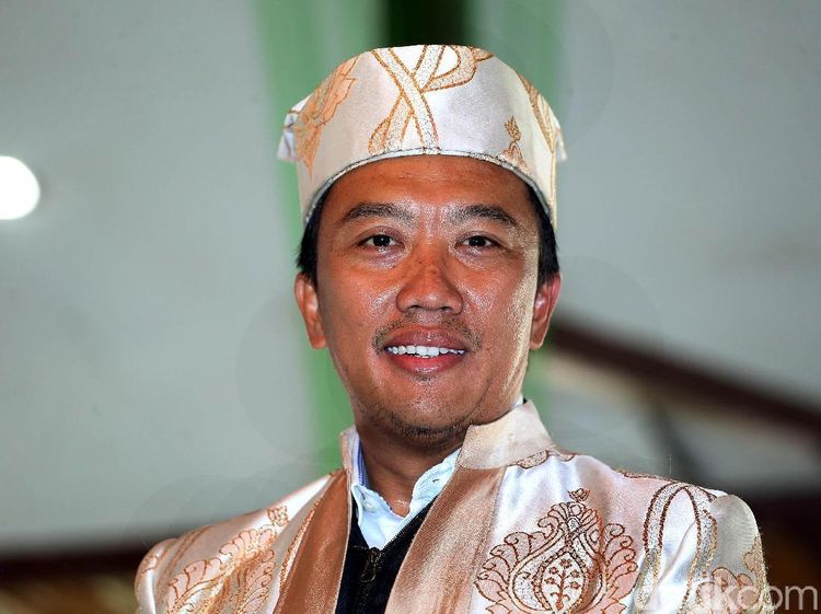 Menpora Terima Gelar Adat dari Kesultanan Ternate
