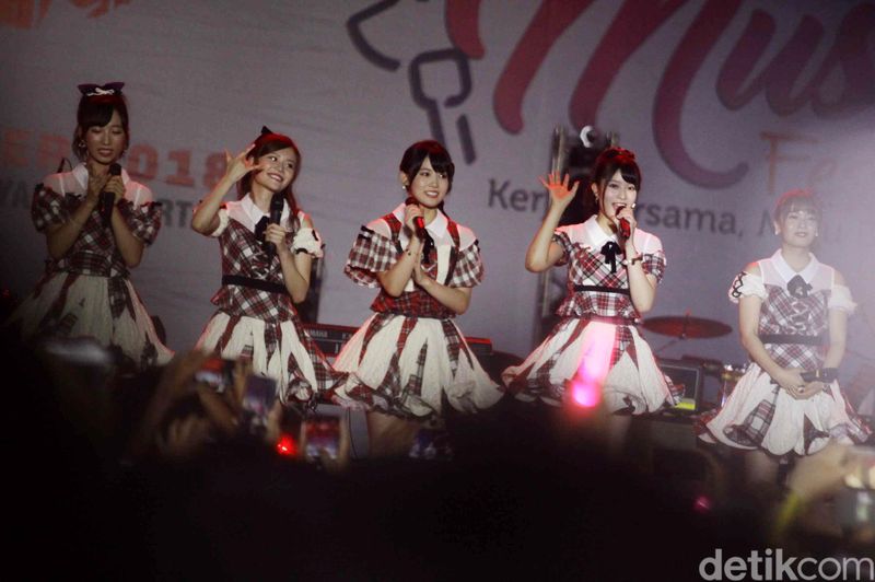 Festival musik Jak-Japan Matsuri kembali digelar di Plaza Tenggara Gelora Bung Karno, Jakarta Pusat, Sabtu (8/9). Girlband AKB48 turut memeriahkan festival musik tersebut.