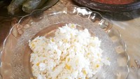 Ini bukti Guntur sangat suka makanan daerah asalnya. Ada nasi jagung, terong kukus dan sambal terasi yang jadi menu sarapannya. Foto: Instagram gunromli