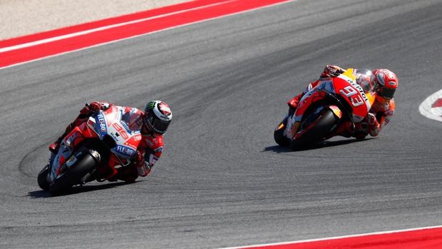 Marc Marquez dan Jorge Lorenzo sempat terlibat pertarungan sengit di MotoGP San Marino. (