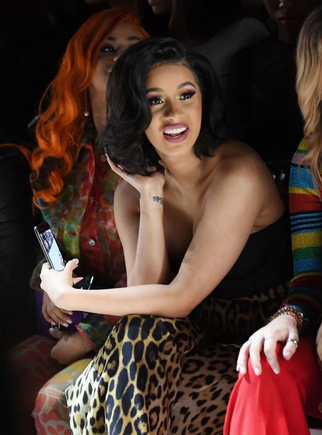 Cardi B tampil mencuri atensi dengan setelan motif animal printed dari atas sampai bawah. Paduan ini dipakai bersama bustier hitam yang membuat gayanya semakin seksi. Foto: Getty Images