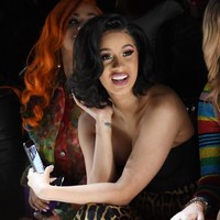 Cardi B tampil mencuri atensi dengan setelan motif animal printed dari atas sampai bawah. Paduan ini dipakai bersama bustier hitam yang membuat gayanya semakin seksi. Foto: Getty Images