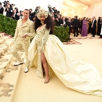 Saat menghadiri acara fashion bergengsi Met Gala, Cardi B yang tengah hamil besar mengenakan gaun megah karya Moschino by Jeremy Scott. Ditambah aksesori kepala mewah, gayanya bak ratu kerajaan yang tengah hamil. Foto: Dok. Getty Images