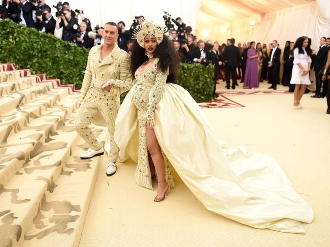 Cardi B tak kalah seksi dengan gaun Moschino penuh detail beading yang mengekspos belahan dadanya. Cardi yang kala itu tengah mengandung melengkapi gayanya dengan headpiece bergaya victorian untuk menyesuaikan tema acara, yakni Heavenly Bodies: Fashion and the Catholic Imagination. (Foto: Getty Images)
