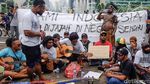 Korban PHK di Papua Ngamen di CFD Jakarta