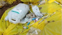 Jarum suntik juga ditemukan di dalam plastik tersebut. Istimewa.