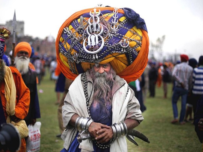 Avtar Singh Mauni dari Punjab, India, tidak bisa keluar rumah tanpa turban kesayangannya. Tapi kepunyaannya ini bukan turban biasa.  Foto: Dok. Elite Readers