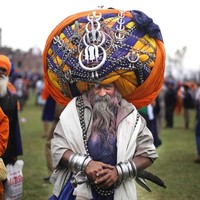 Avtar Singh Mauni dari Punjab, India, tidak bisa keluar rumah tanpa turban kesayangannya. Tapi kepunyaannya ini bukan turban biasa.  Foto: Dok. Elite Readers