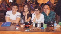 Sehabis makan ramen yang super pedas, enaknya memang ngumpul dan ngobrol seru bersama teman-teman terdekat Garneta.  Foto: Instagram @garnetaharuni