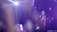 Andien mengajak pengunjung bernyanyi bersama.