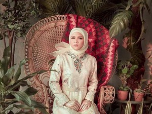 Berhijab, Evelyn Didoakan Segera Menikah