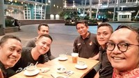 Jalan-jalan ke Kuala Lumpur, Guntur mampir menikmati kopi bersama sahabat-sahabatnya. Foto: Instagram gunromli