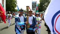 Menpora Imam Nahrawi menyerahkan api obor kepada Ketua panitia Asian Para Games 2018 (INAPGOC) Raja Sapta Oktohari.