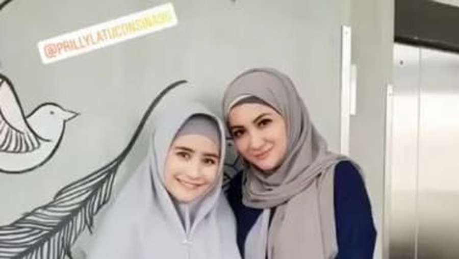 Cantiknya! Penampilan Prilly saat Kajian dengan Ustad Adi 