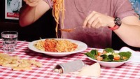 Melihat Instagram pribadinya, pria kelahiran 4 Mei 1987 itu ternyata doyan makan. Ini dia salah satu makanan favoritnya. Enjoying Italian food!,  tulisnya. Foto: Instagram jorgelorenzo99