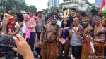 Korban PHK di Papua Ngamen di CFD Jakarta