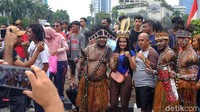 Warga yang sedang menikmati CFD sempat foto bersama dengan peserta aksi.