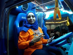 Nggak Kalah dengan Pria, Emak-emak Ini Jago Nyetir Transformers