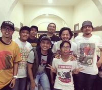 Peran Penting 'Kucing Air' Bagi Kolektor Kaus Band