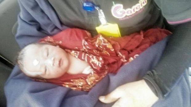 Bayi laki-laki yang dilahirkan di Kolong Flyover Rawabuaya
