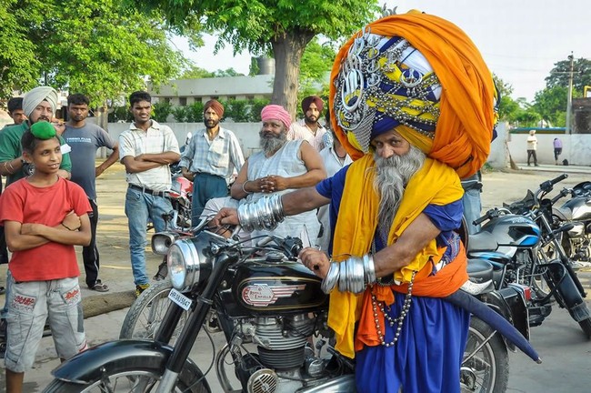 Avtar pernah sesekali menanggalkan turbannya saat keluar rumah. Akibatnya, dirinya merasa tidak utuh. Ada sebagian dari diriku yang hilang. Aku jadi takut bahwa mungkin aku telah jatuh dan bertanya-tanya, apakah aku kehilangan sesuatu, di mana turbanku? kata Avtar, seperti dikutip dari Elite Readers. Foto: Dok. Elite Readers