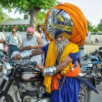 Avtar pernah sesekali menanggalkan turbannya saat keluar rumah. Akibatnya, dirinya merasa tidak utuh. Ada sebagian dari diriku yang hilang. Aku jadi takut bahwa mungkin aku telah jatuh dan bertanya-tanya, apakah aku kehilangan sesuatu, di mana turbanku? kata Avtar, seperti dikutip dari Elite Readers. Foto: Dok. Elite Readers