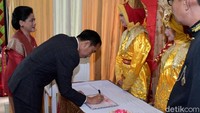 Jokowi datang ke kondangan ditemani Iriana Joko Widodo (Foto: Kris - Biro Pers Setpres)