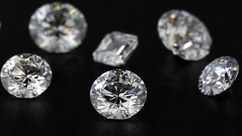 Bumi mengandung ribuan triliun ton berlian, tapi letaknya terlalu dalam untuk dijangkau manusia saat ini, yaitu hingga 240 km di bawah permukaan tanah. (Foto: Istimewa)