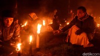Pawar obor diikuti oleh ratusan warga yang kebanyakan petani kentang di Dusun Sigemplong, Desa Prenten, Kecamatan Bawang, Batang, Jawa Tengah, Sabtu (8/9/2018) malam. 