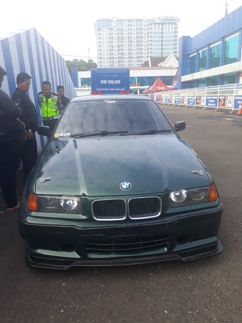 Mobil Ngedrift yang Tabrak Bikers di Pusdai Bandung Ditahan Mobil Ngedrift yang Tabrak Bikers di Pusdai Bandung Ditahan
