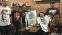 Beli kaus kok mahal banget sampai Rp 500 ribu, mana belel lagi. Seruan itu sering terdengar dari mulut orang sekitar yang tak paham dengan hobi sang kolektor. Foto: Kaus Band (dok. Utek)