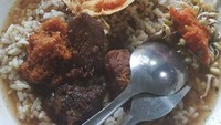 Rawon ala Banyuwangi, pake daging gepuk, daging dendeng kelapa, (bukan direbus campur) tempe, rempeyek udang, minus telor asin, tulis Guntur yang hendak menikmati kuliner daerah Banyuwangi ini. Foto: Instagram gunromli