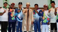 Imam foto bersama panitia kirab obor Asian Para Games 2018 usai menerima gelar adat dari Kesultanan Ternate.  