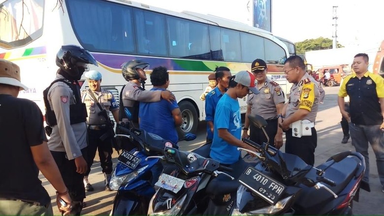 Razia Preman di Bekasi, Polisi Sita Ratusan Botol Miras