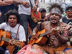 Korban PHK di Papua Ngamen di CFD Jakarta