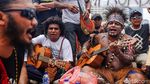 Korban PHK di Papua Ngamen di CFD Jakarta