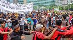 Korban PHK di Papua Ngamen di CFD Jakarta