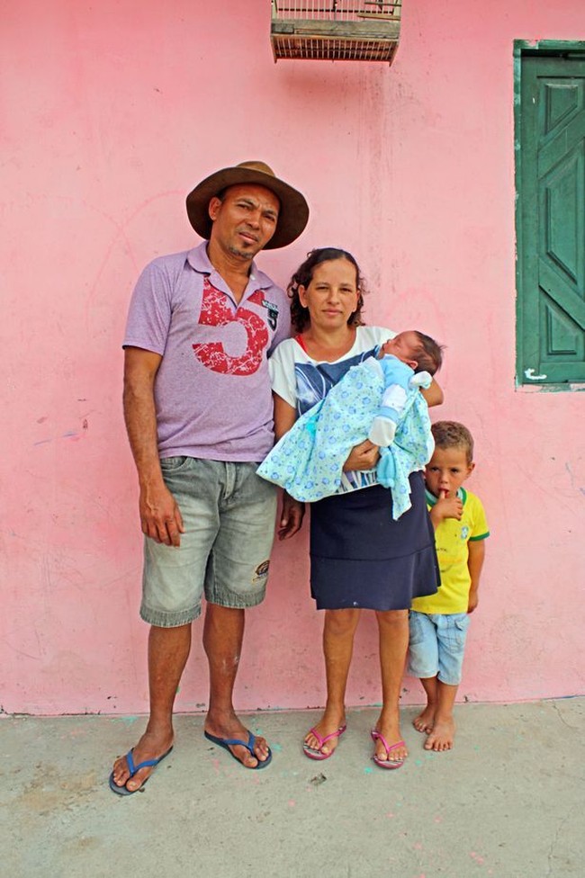 Ireneu dan sang istri punya alasan tersendiri kenapa mereka masih ingin punya anak meskipun telah memiliki kesebelasan. Semua anak pasangan suami-istri asal Concei ao de Coit, Brasil, ini berjenis kelamin laki-laki. Foto: Dok. Elite Readers