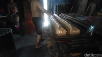 Istilah tempe setipis kartu ATM mungkin berlebihan. Namun kenyataannya, ukuran tempe di tingkat perajin memang semakin mengecil untuk mengimbangi kenaikan harga bahan baku.Foto: Achmad Dwiafriyadi