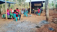 Guntur Romli adalah caleg Partai Solidaritas Indonesia (PSI) yang aktif di Instagram. Kepada 16.500 followers-nya, Guntur memamerkan momen makannya di Binakal dengan menu kari ayam kampung dan sayur nangka muda. Foto: Instagram gunromli