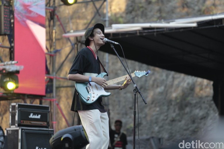 Phum Viphurit Bicara soal Skena Musik ASEAN dan Kurosuke Phum Viphurit Bicara soal Skena Musik ASEAN dan Kurosuke