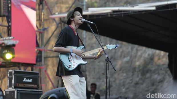 Phum Viphurit Bawa Aura Positif di Soundrenaline 2018 Hari Kedua