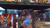 Adalah UTD Toys yang menjual mainan-mainan jadul era 1990an. Di stand tersebut tersedia robot-robotan keluaran Bandai yang diproduksi pada tahun 1990an. Penjualnya, Edwin mendapatkan mainan tersebut dari lelang yang bukan barang baru. Foto: Trio Hamdani