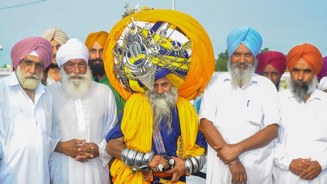 Jika pria sering mengeluhkan wanita yang dandan terlalu lama saat akan keluar rumah, Anda mungkin akan terbengong-bengong dengan pria India yang satu ini. Dia memerlukan waktu minimal enam jam untuk bersiap-siap sebelum bepergian. Foto: Dok. Elite Readers