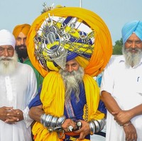 Jika pria sering mengeluhkan wanita yang dandan terlalu lama saat akan keluar rumah, Anda mungkin akan terbengong-bengong dengan pria India yang satu ini. Dia memerlukan waktu minimal enam jam untuk bersiap-siap sebelum bepergian. Foto: Dok. Elite Readers