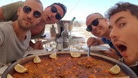 Big paella today!, tulis pebalap yang kini berusia 31 tahun itu. Paella merupakan sajian khas Spanyol yang terbuat dari nasi.  Foto: Instagram jorgelorenzo99