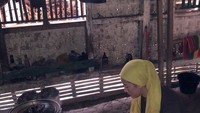 Pelantun lagu Aku Galau ini terlihat asyik masak di dapur. Tapi kok  dapurnya jadul banget ya dan masih pakai kayu bakar. Eiitts ternyata ini saat Shinta lagi akting. Foto: instagram @shintabachir86_real