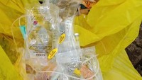 Di dalam belasan plastik kuning itu terdapat bungkus infus, tempat obat, dan gulungan perban. Istimewa.