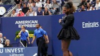 Serena juga sempat membanting raket saat mendapatkan peringatan kedua. Robert Deutsch/USA Today Sports/Reuters.