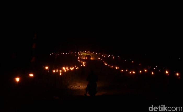 Keindahan Seribu Obor Petani Di Gunung Prahu
